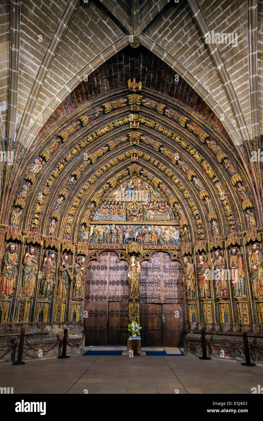 Kunstvoll geschnitzte gotische Türe in Santa Maria de lo Reyes Kirche, Laguardia, Alava, Baskenland, Spanien Stockfoto