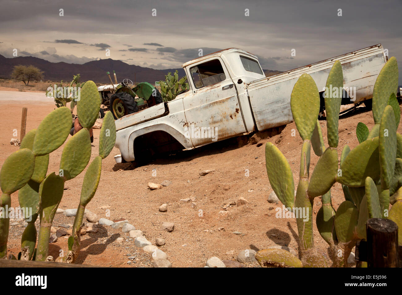Autowrack in der Wüste von Solitaire, Namibia, Afrika Stockfoto