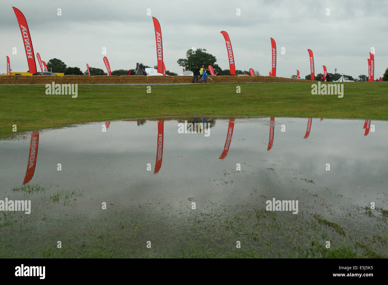 Cheshire, UK. 1. August 2014. Freak Regenfälle ertrinken Carfest North, die BBC Kinder brauchen Musik und Motoren Festival am Oulton Park in Cheshire. BBC Kinder brauchen Carfest, organisiert von Promi DJ Chris Evans, war gestern als Freak Sommer unter Wasser untergetaucht Regen die Cheshire Rennstrecke am Eröffnungstag des Festivals getroffen. Bis zu 20.000 Besucher an der Abendkasse am Freitag erwartet wurden aber viele sind vermutlich wegen des schlechten Wetters entfernt gewohnt haben. Bildnachweis: Mark Lees/Alamy Live-Nachrichten Stockfoto