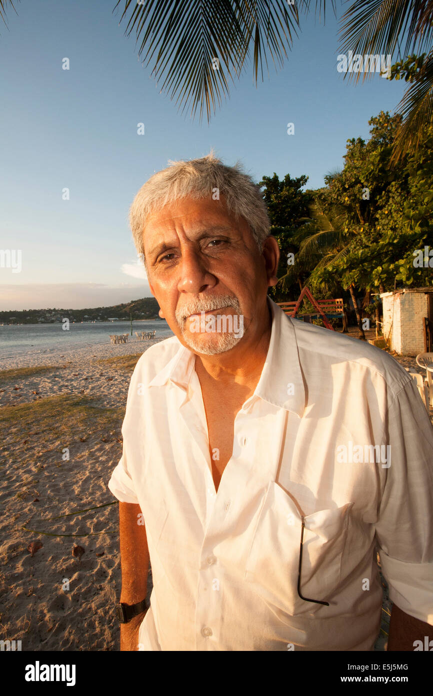 Brasilianischer Musiker Alex Malheiros am Strand in Niteroi Stockfotografie  - Alamy