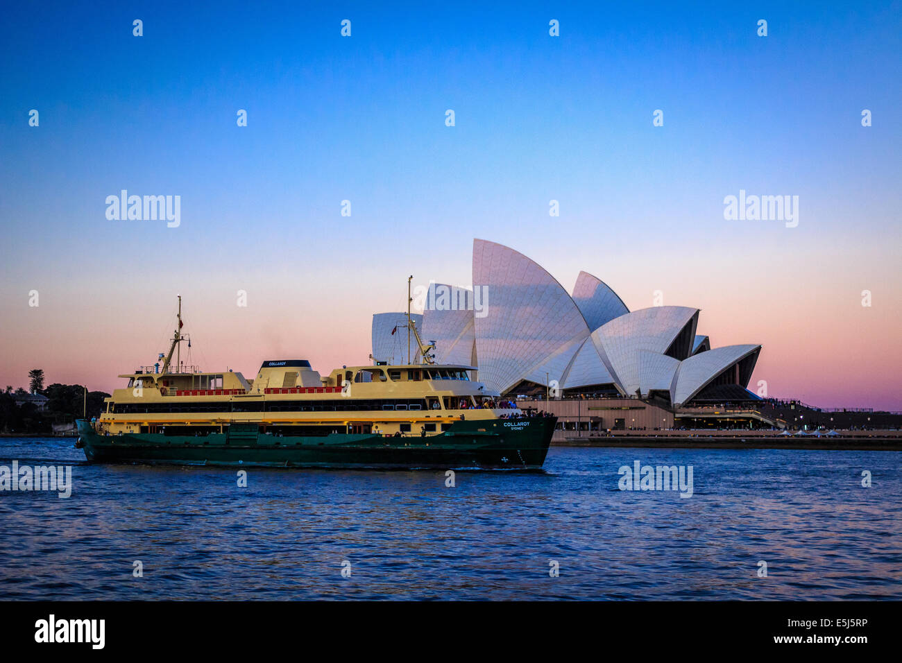 Die Collaroy Fähre Circular Quay in der Abenddämmerung am Sydney Opera House im Hintergrund nähert. Stockfoto