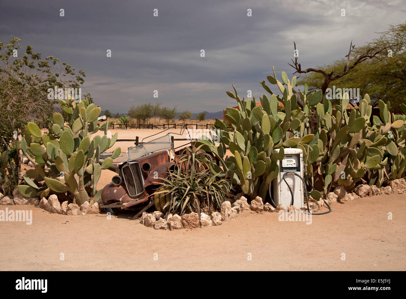 Autowrack und alte Tankstelle in der Wüste von Solitaire, Namibia, Afrika Stockfoto
