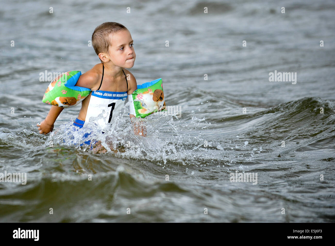 (140802)--NARWA-JOESUU, 2. August 2014 (Xinhua)--ein Junge nimmt in der Seemeile Cross, eine Art Sommer Beach spielen, am Strand von Narwa-Joesuu, Estland, am 1. August 2014. (Xinhua/Sergei Stepanov) (Zhf) Stockfoto