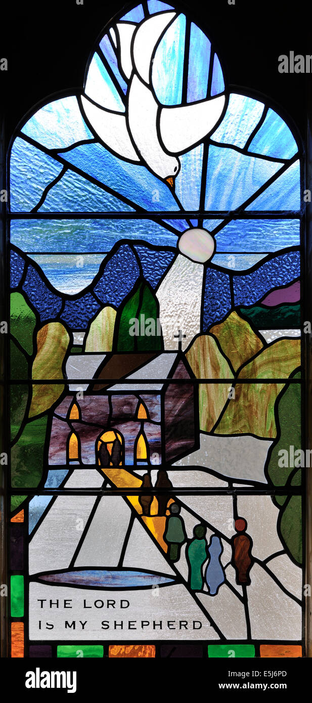 Glasmalerei in der Marienkirche, Glencoe, Schottland, zeigt die erste Zeile des 23. Psalms. Stockfoto