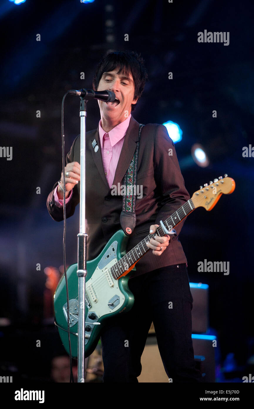 Dorset, UK. 1. August 2014. Kredit-Johnny Marr auf der Bühne am Camp Bestival Lulworth Castle & Park, East Lulworth, Wareham, Dorset 1. August 2014: Brian Jordan/Alamy Live News Stockfoto