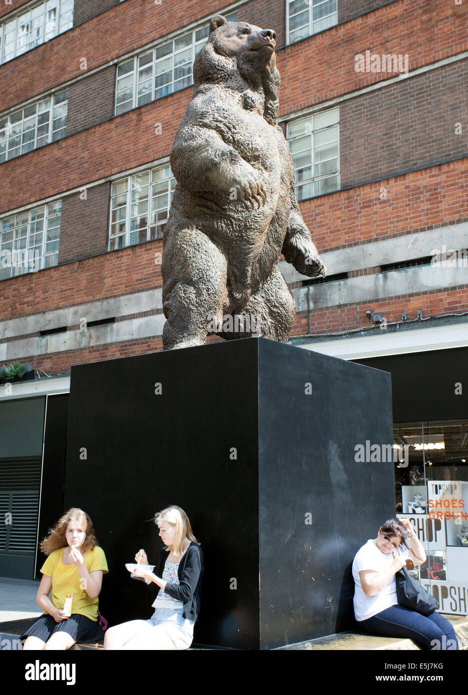 "Unbeugsamen" Bronzeskulptur des Kodiak Bären von Nick Bibby, Oxford Street, London Stockfoto