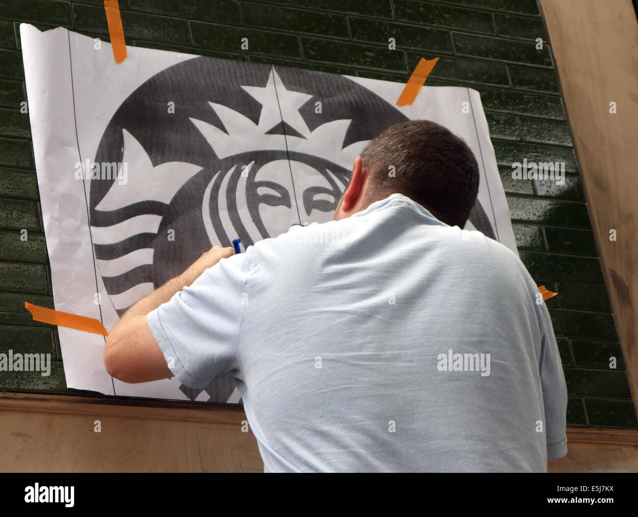 Signwriter arbeitet auf Logo für neue Starbucks Coffee Shop, London Stockfoto