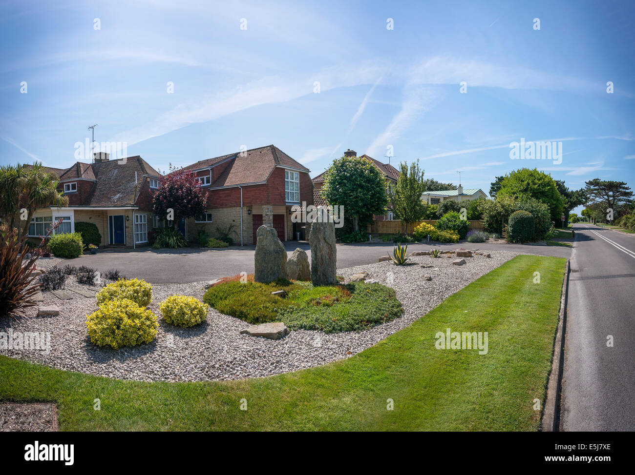 Moderne Menhire in einem noblen Vorort zwischen Worthing und Littlehampton, West Sussex, UK Stockfoto