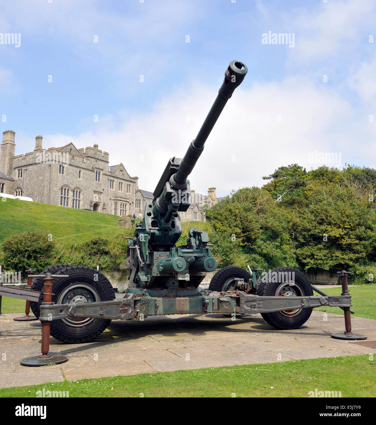 Vickers entworfen QF 3.7 Zoll mobile anti-Aircraft Gewehr bei Dover Castle, Kent, England, UK. Stockfoto