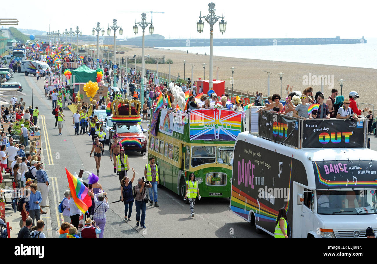 Brighton, Sussex, UK. 2. August 2014. Die Prozession verlässt die Strandpromenade, wie Tausende von Menschen an die jährliche Brighton Pride Parade heute teilnehmen Stockfoto