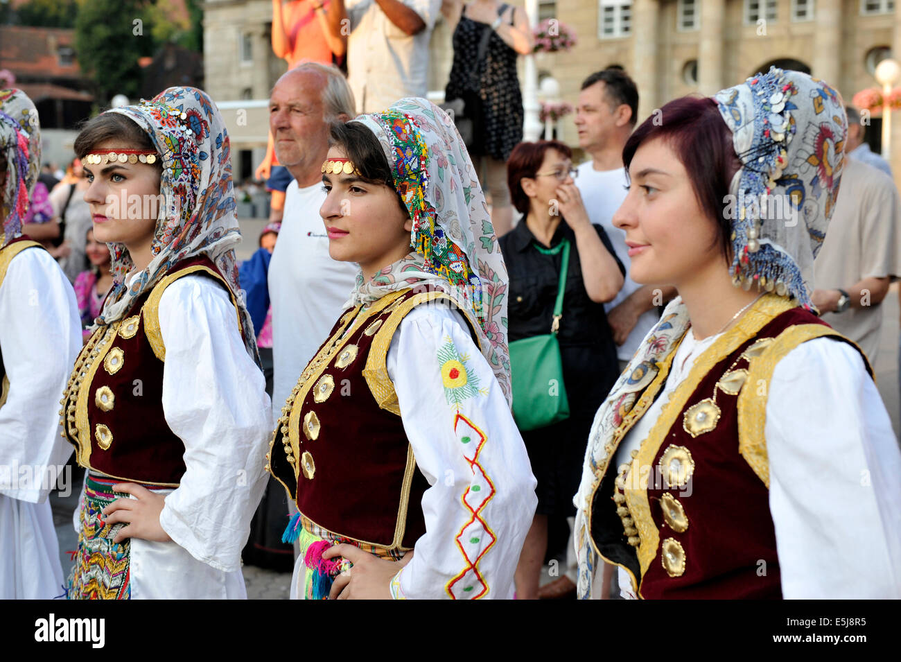 Mitglieder der Folk Gruppe albanische Kultur Gesellschaft aus Cegrane, Mazedonien während der 48. internationalen Folklore-Festival in Zagreb Stockfoto