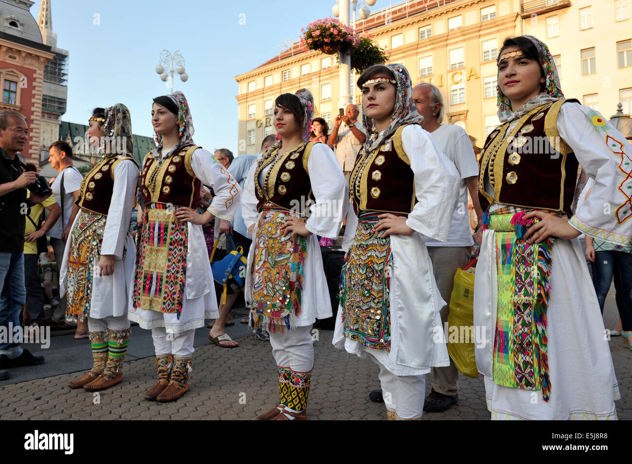 Mitglieder der Folk Gruppe albanische Kultur Gesellschaft aus Cegrane, Mazedonien während der 48. internationalen Folklore-Festival in Zagreb Stockfoto