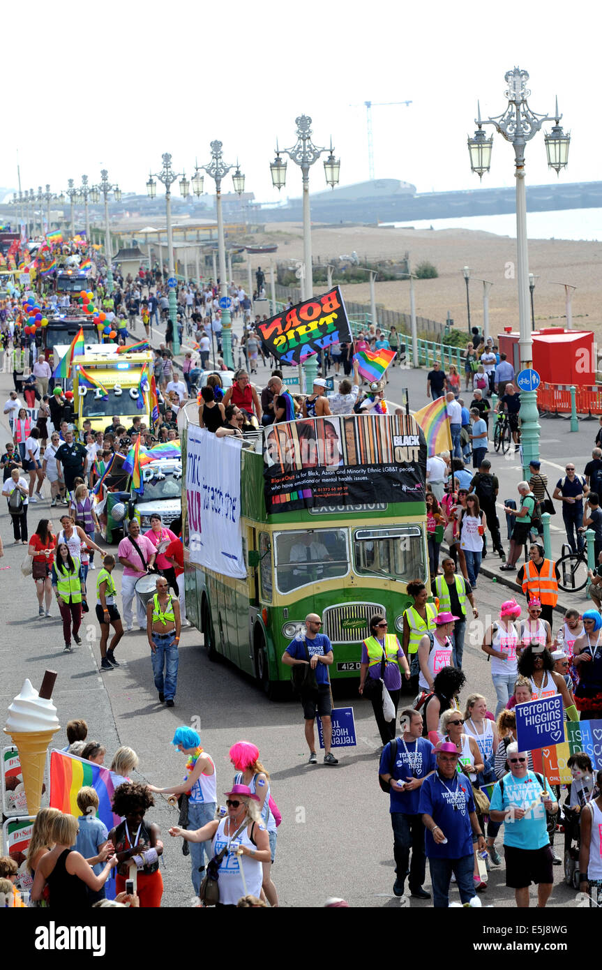 Brighton, Sussex, UK. 2. August 2014. Die Prozession verlässt die Strandpromenade, wie Tausende von Menschen an die jährliche Brighton Pride Parade teilnehmen heute Credit: Simon Dack/Alamy Live News Stockfoto