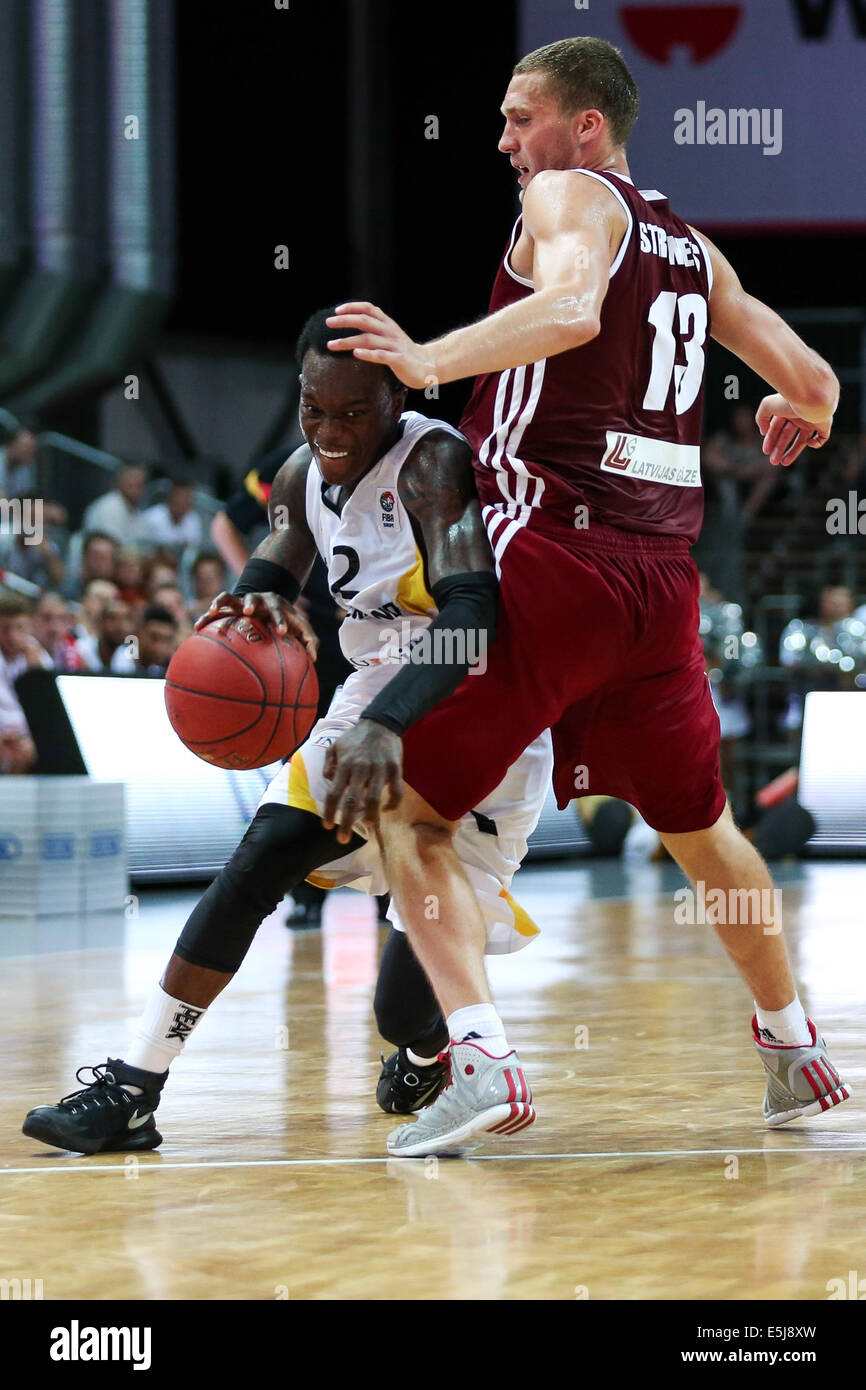 Bamberg, Deutschland. 1. August 2014. Lettlands Janis Strelnieks (R) und Deutschlands Dennis Schroeder während in Aktion während der Basketball DBB-Supercup-2014 match zwischen Deutschland und Lettland im Brose-Arena in Bamberg, Deutschland, 1. August 2014. Foto: DAVID EBENER/Dpa/Alamy Live News Stockfoto