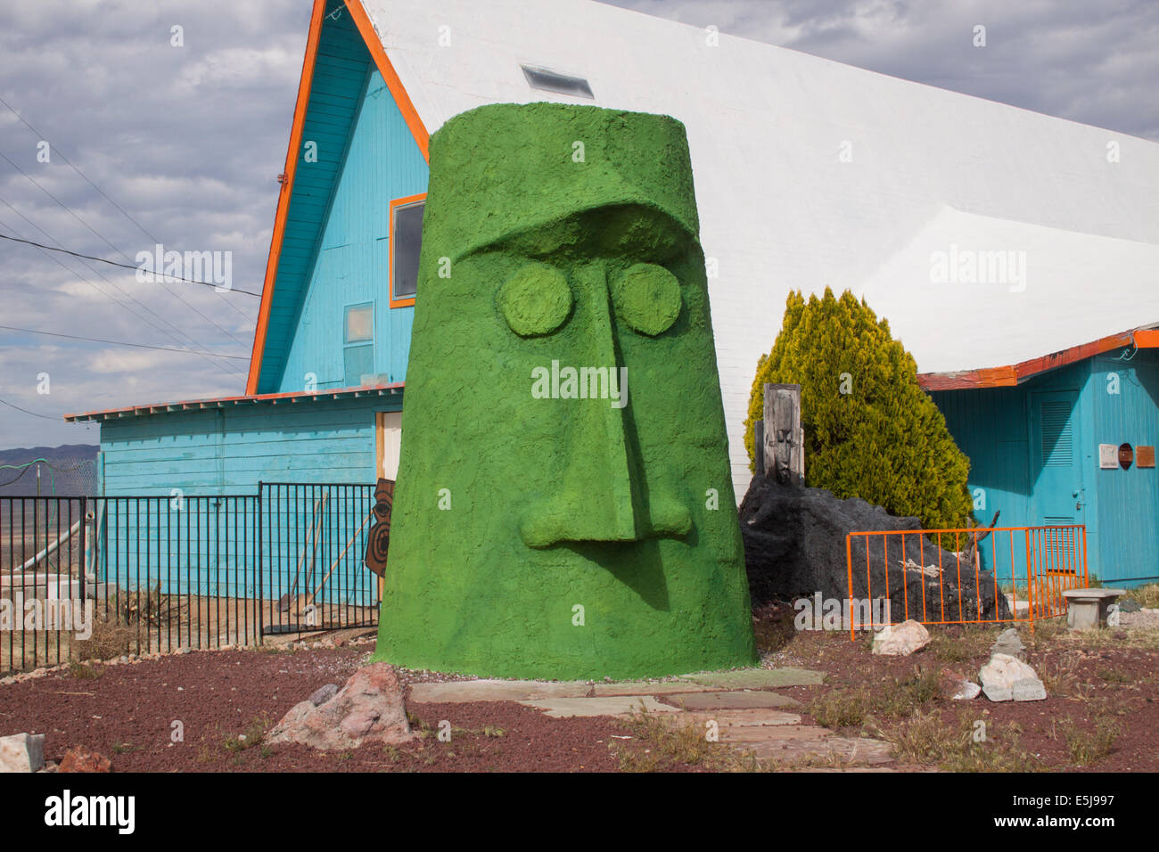 Eine riesige Kopfskulptur entlang der alten Route 66 in Arizona verleiht der historischen Mother Road schrullige Kunst und Charakter. Stockfoto