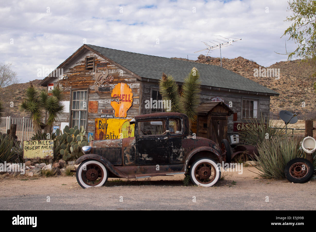 Der Hackberry General Store in Arizona ist ein nostalgischer Zwischenstopp an der alten Route 66, voller Vintage-Americana, Oldtimer und schrulligem Charme am Straßenrand. Stockfoto
