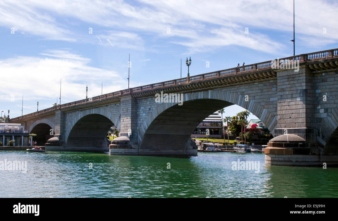 Die historische London Bridge, die aus England verlegt wurde, überspannt heute den Kanal in Lake Havasu City, Arizona, als einzigartiges Wahrzeichen und Attraktion. Stockfoto