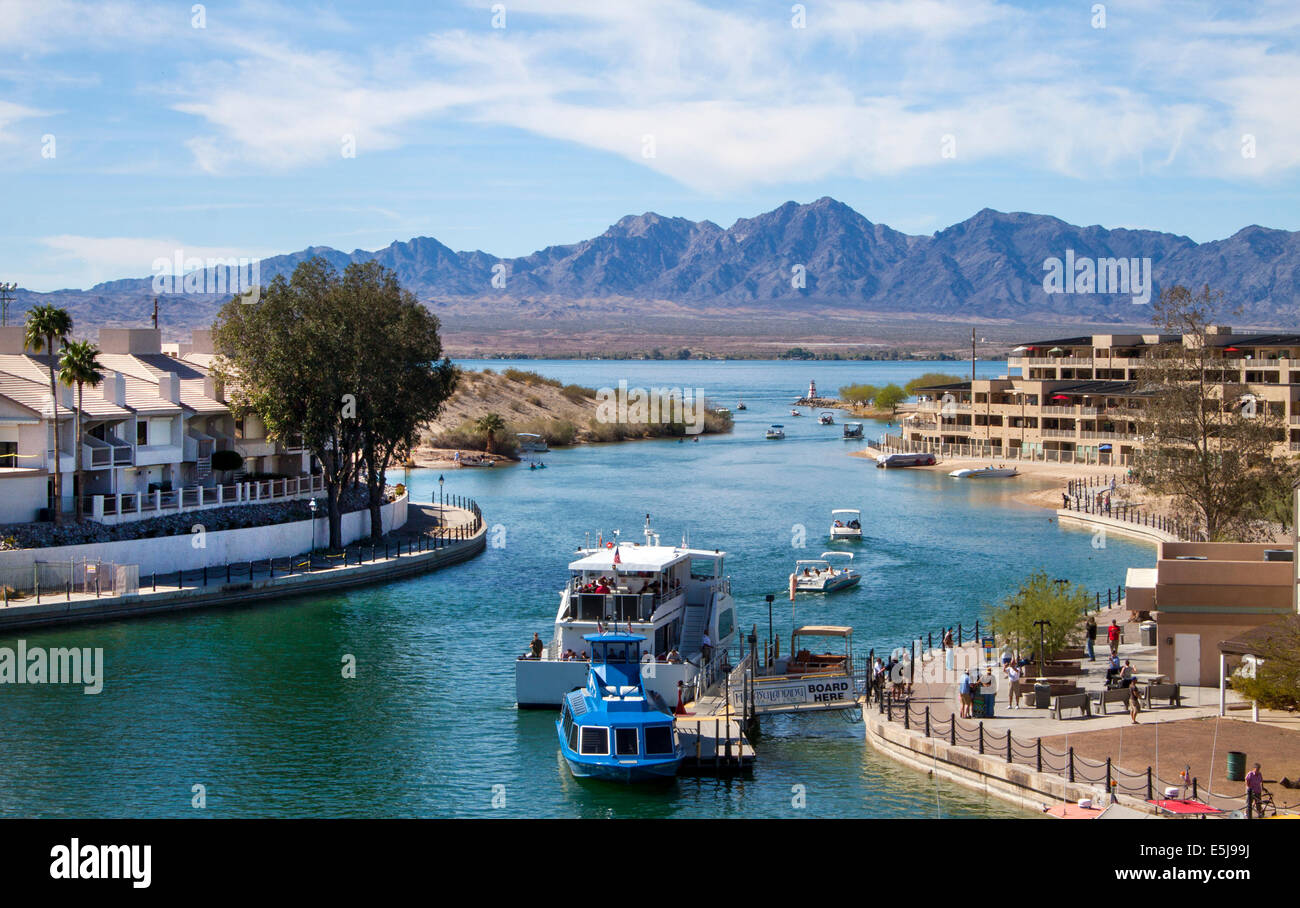 Die historische London Bridge, die aus England verlegt wurde, überspannt heute den Kanal in Lake Havasu City, Arizona, als einzigartiges Wahrzeichen und Attraktion. Stockfoto