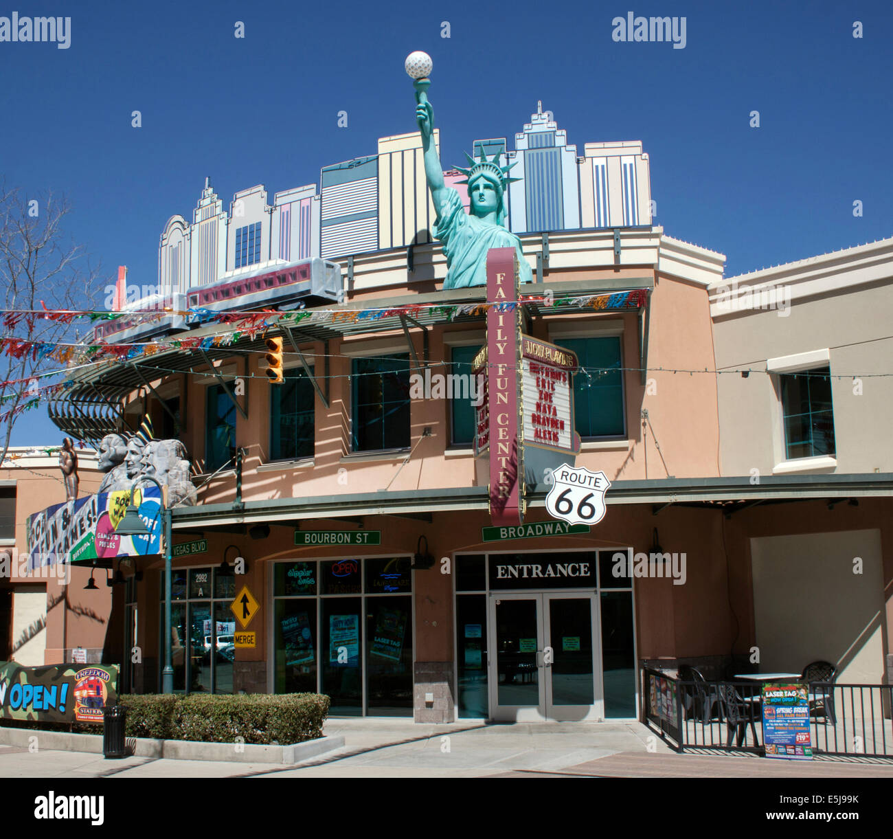 In einem Einkaufszentrum in Prescott Valley, Arizona, werden Skulpturen von amerikanischen Wahrzeichen ausgestellt, die an berühmte US-Denkmäler und die Americana am Straßenrand erinnern. Stockfoto