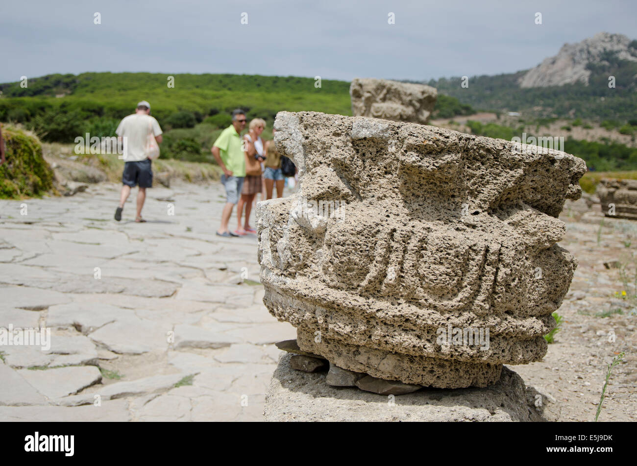 Roman Capital einer Spalte oder Pilaster von Baelo Claudia, Bolonia, Costa De La Luz Cadiz, Spanien. Stockfoto