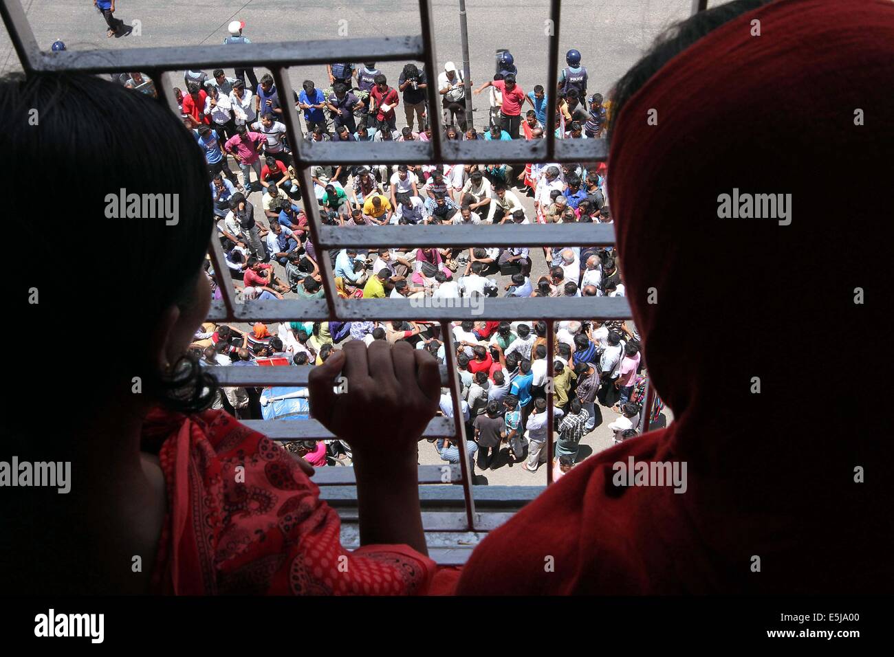 Dhaka, Bangladesch. 1. Aug 2014. Bangladesch sozialen Aktivisten und Textilarbeitern aus der Tuba Gruppe shout Slogans während eines Protestes gegen die nicht gezahlte Löhne, in Dhaka am 2. August 2014. textilarbeitern aus der Tuba Gruppe, am sechsten Tag der einen Hungerstreik, fordern drei Monate unbezahlten Löhne und Eid-Bonus. Stockfoto