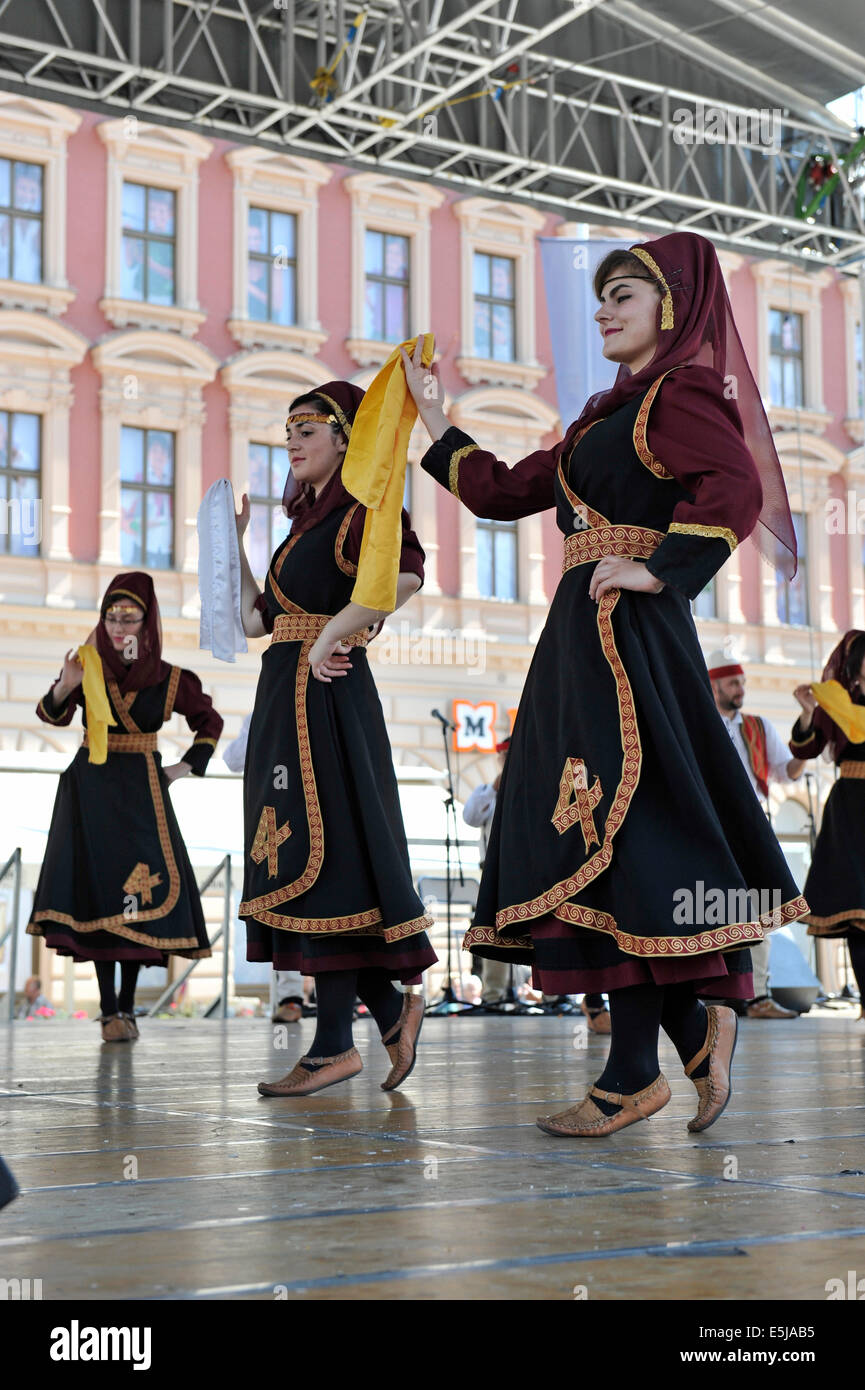 Mitglieder der Folk Gruppe albanische Kultur Gesellschaft aus Cegrane, Mazedonien während der 48. internationalen Folklore-Festival in Zagreb Stockfoto