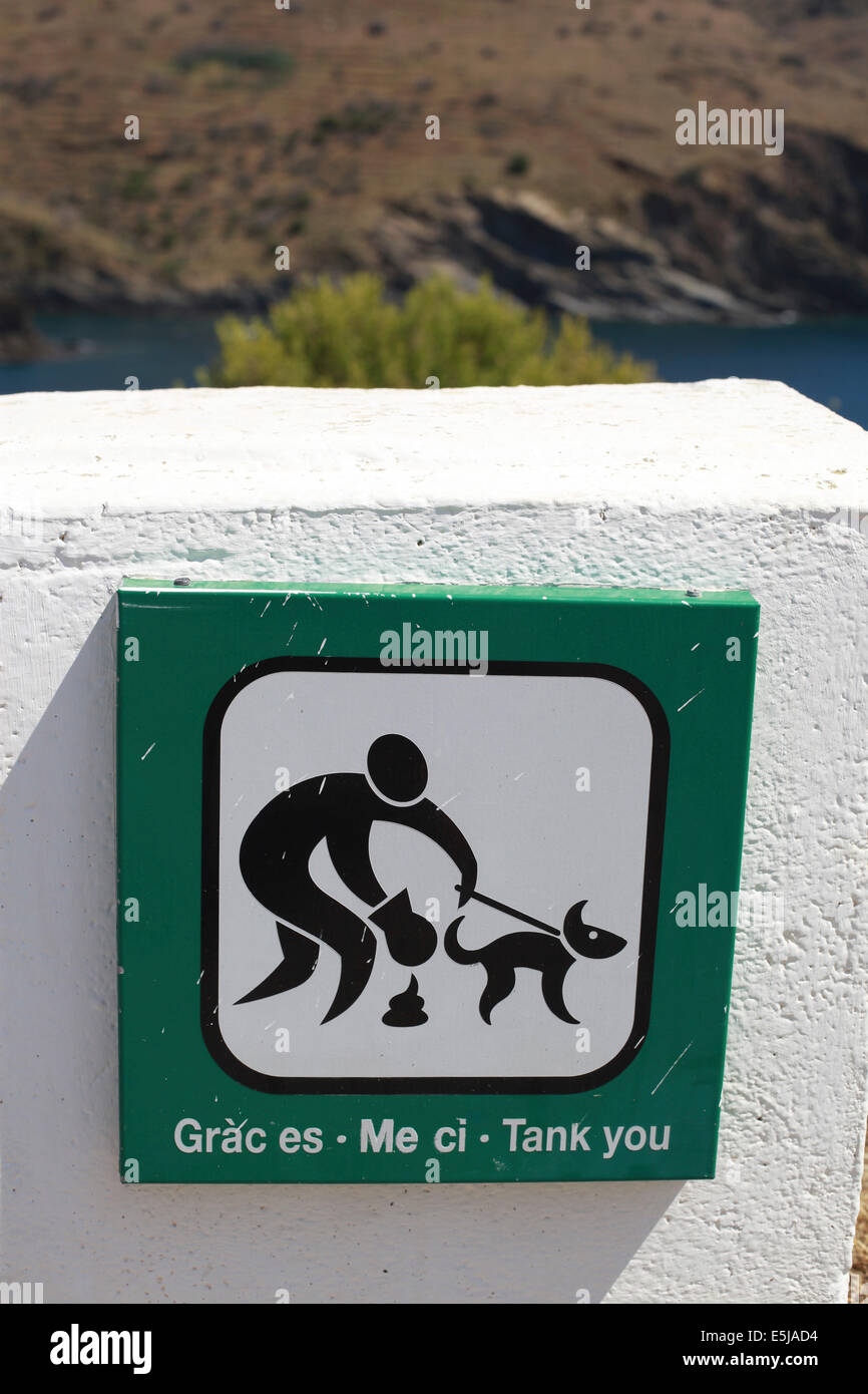 Ein sehr künstlerischen katalanische Zeichen Förderung Besucher der Gedenkstätte von Walter Benjamin in Port Bou zu bereinigen, nachdem ihre Hunde. Stockfoto