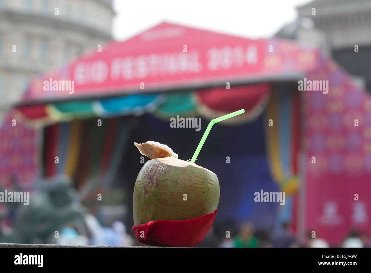 London, UK. 2. August 2014. Eine Kokosnuss auf den Verkauf auf dem Eid Festival in Trafalgar Square in London, das Ende des Ramadan Credit: Amer Ghazzal/Alamy Live-Nachrichten Stockfoto