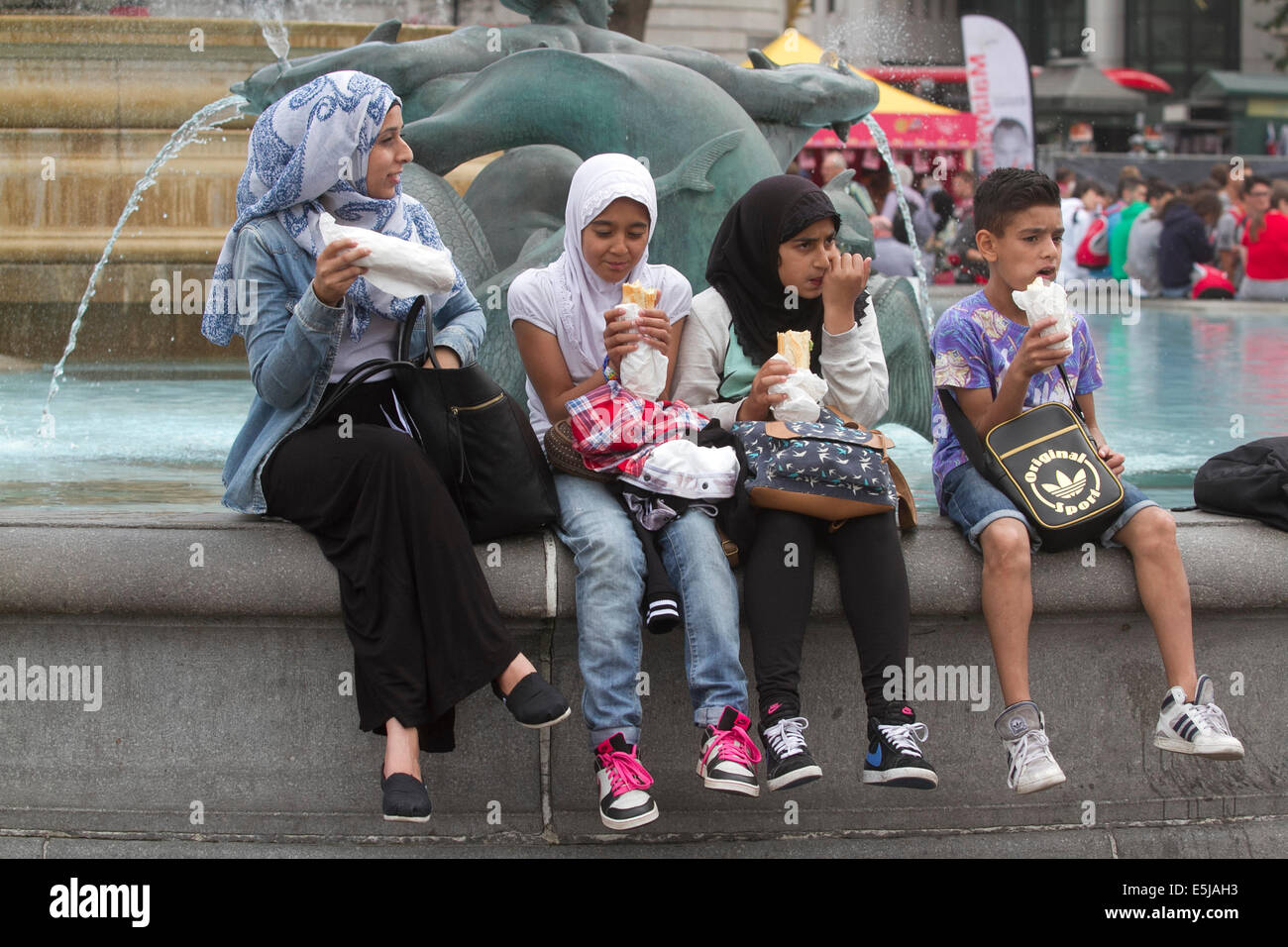 London, UK. 2. August 2014. Eine Familie genießen das Eid Festival in Trafalgar Square in London, das Ende des Ramadan Credit: Amer Ghazzal/Alamy Live-Nachrichten Stockfoto