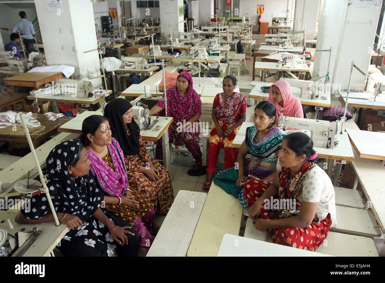 Dhaka, Bangladesch. 1. Aug 2014. Bekleidung für Arbeit aus. Textilarbeiterinnen der Tuba Gruppe auf Ihrer 5-tägigen Hungerstreik in ihrer Fabrik in Badda von Dhaka. Sie fordern schon drei Monate im Rückstand und Eid Boni. 1.600 Arbeitnehmer in Tuba Gruppe nicht drei Monate im Rückstand und Festival bonus auch gestern bekommen, etwas Druck Hungerstreik für vier Tage gerade, um ihre Forderungen nach Hause zu fahren, zu beobachten. Stockfoto