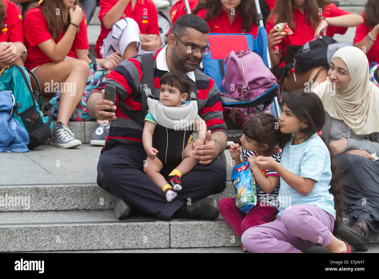 London, UK. 2. August 2014. Eine muslimische Familie besuchen das Eid Festival in Trafalgar Square in London, das Ende des Ramadan Credit: Amer Ghazzal/Alamy Live-Nachrichten Stockfoto