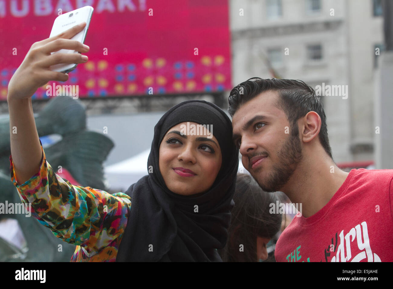 London, UK. 2. August 2014. Anisah und ihr Bruder eine Selfie zusammen nehmen während der Eid Festival in Trafalgar Square in London, das Ende des Ramadan Credit: Amer Ghazzal/Alamy Live-Nachrichten Stockfoto