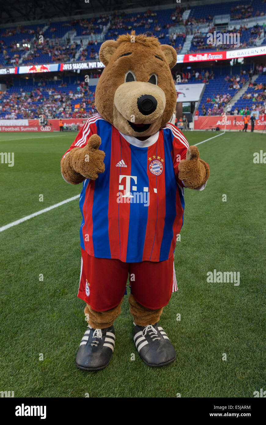 Harrison, NJ - 31. Juli 2014: Berni Maskottchen des FC Bayern München besucht Freundschaftsspiel zwischen CD Guadalajara Chivas und FC Baye Stockfoto