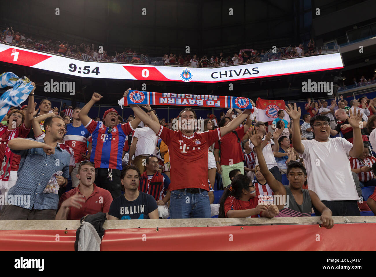 Harrison, NJ - 31. Juli 2014: Fans des FC Bayern München feiern ihr Team gewinnen Freundschaftsspiel gegen CD Guadalajara Chivas Stockfoto