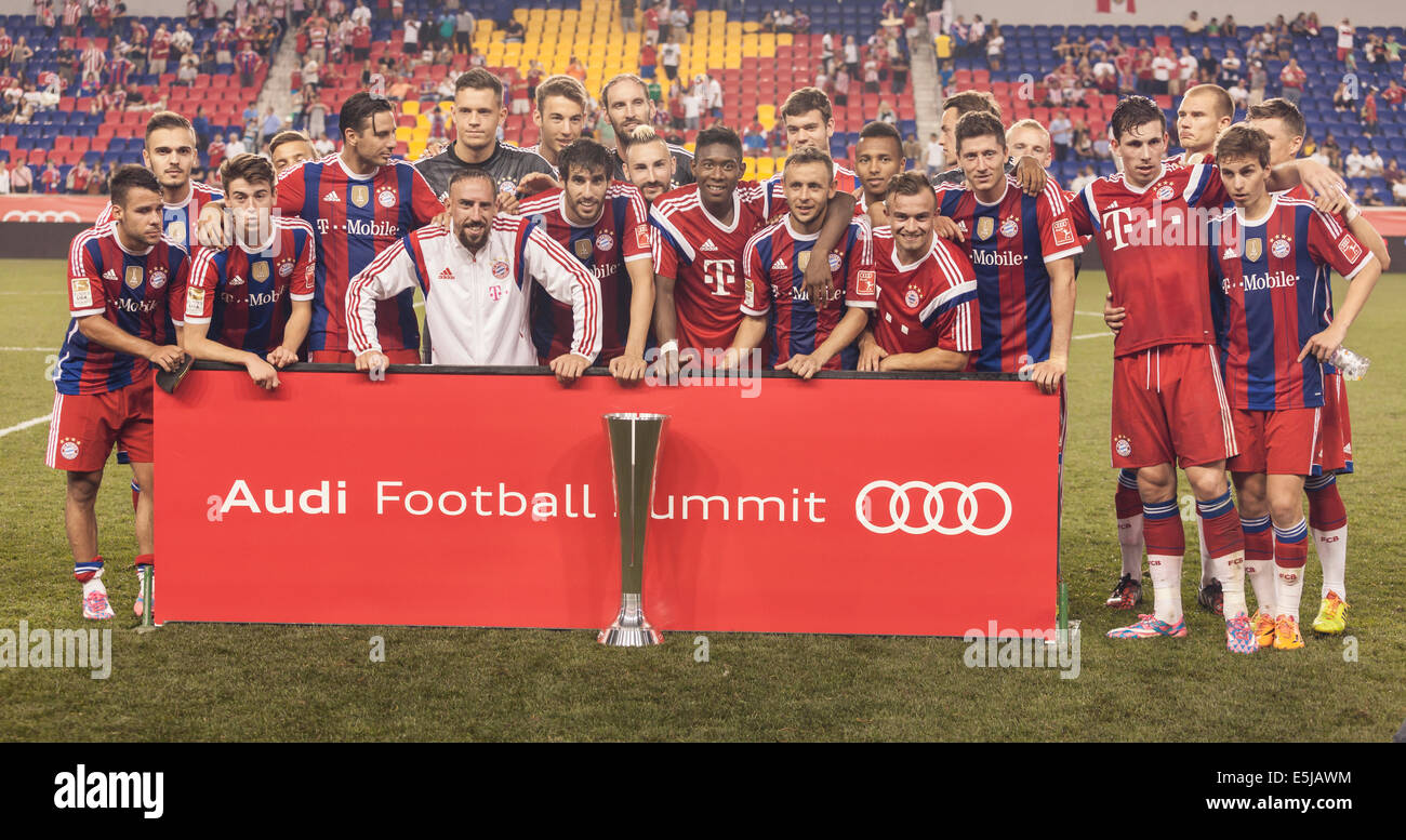 Harrison, NJ - 31. Juli 2014: Franck Ribery FC Bayern München (weißes Trikot) stellt mit seinen Teamkollegen nach dem Gewinn der frien Stockfoto