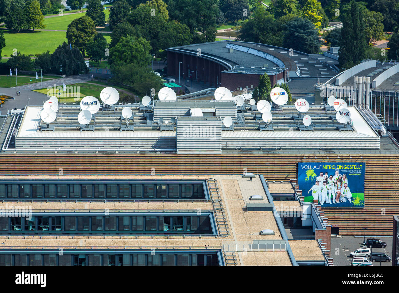 TV-Sat-Antennen, Mediengruppe RTL Deutschland GmbH mit Sitz in der ehemaligen Ausstellungsgebäude auf dem Rhein in Köln-Deutz Stockfoto