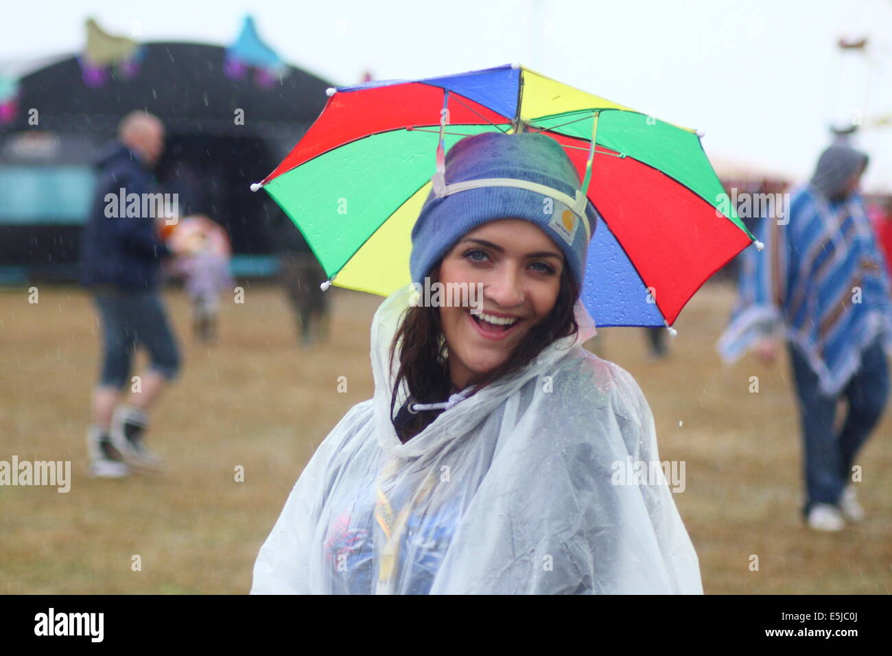 Peak District, Derbyshire, UK. 2. August 2014. Musik-Fans trotzen sintflutartigen Regen am zweiten Tag des Y nicht Festivals am Pikehall im Peak District National Park. Abrechnung wie das "Kleine, frische und Loud" Music Festival, läuft Y nicht bis 3. August 2014. Wetterbedingungen werden voraussichtlich morgen verbessern. Bildnachweis: Deborah Vernon/Alamy Live-Nachrichten Stockfoto