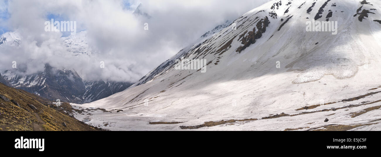 Blick auf die Bergschlucht. Himalaya, Nepal, Annapurna Stockfoto