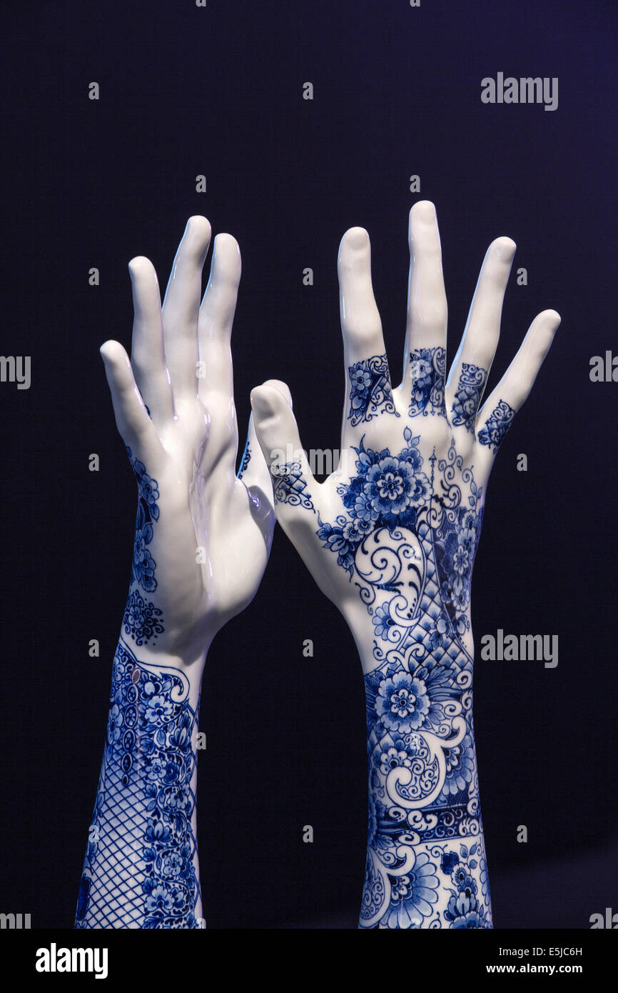 Niederlande, Amsterdam, Stedelijk Museum, Marcel Wanders, Moooi. Tattoo für die Hände von Iris Hond, blauen Delfter Blau Stockfoto