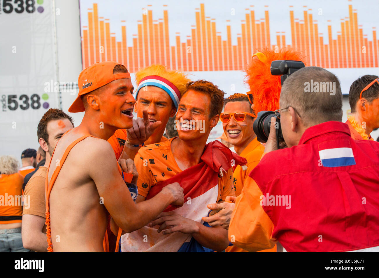 Niederlande, Amsterdam, Fußball-WM. Spanien. Museumplein. Anhänger versammeln. Fotograf Frans Lemmens Aufnehmen von Bildern Stockfoto