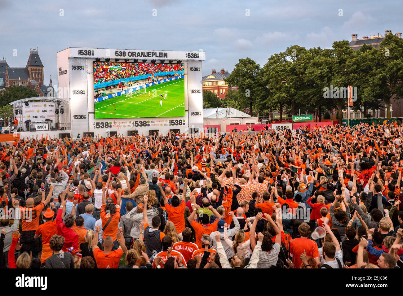 Niederlande, Amsterdam, Fußball-WM. Spanien - Niederlande, 13 Juni 2014. Museumplein. Fans sammeln. Stockfoto