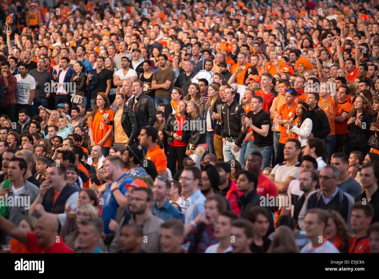 Niederlande, Amsterdam, Fußball-WM. Spanien - Niederlande, 13 Juni 2014. Museumplein. Fans sammeln. Stockfoto