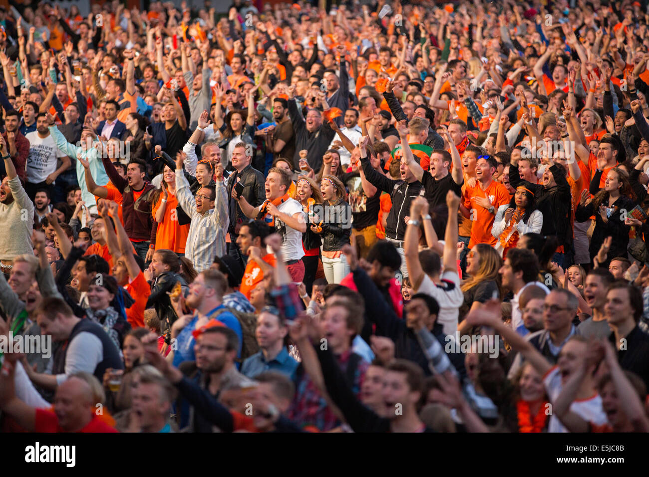 Niederlande, Amsterdam, Fußball-WM. Spanien - Niederlande, 13 Juni 2014. Museumplein. Fans sammeln. Stockfoto