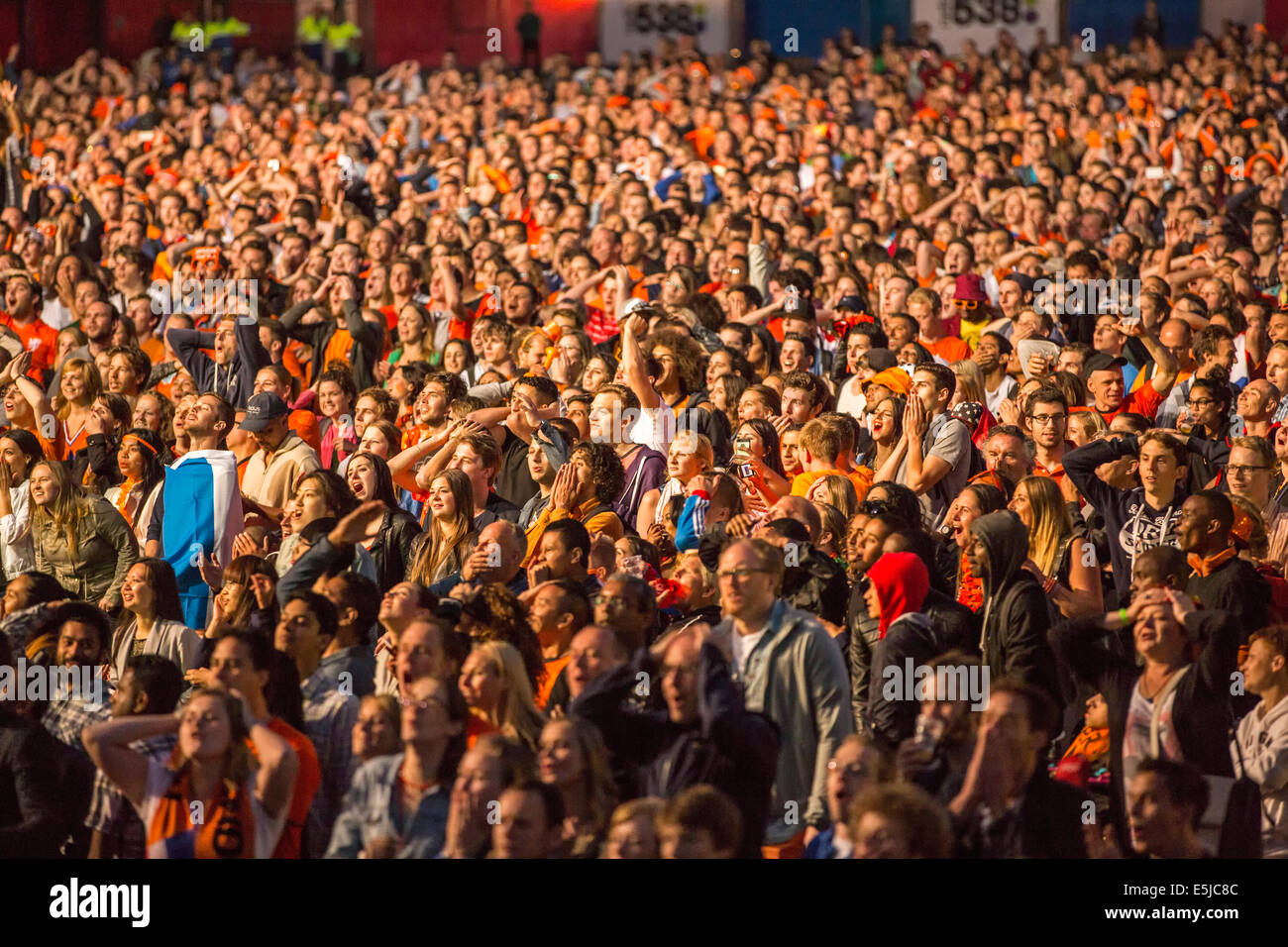 Niederlande, Amsterdam, Fußball-WM. Spanien - Niederlande, 13 Juni 2014. Museumplein. Fans sammeln. Stockfoto