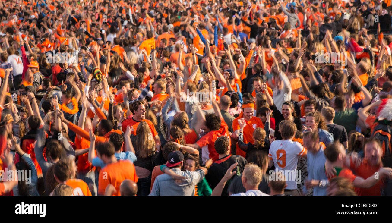 Niederlande, Amsterdam, Fußball-WM. Spanien - Niederlande, 13 Juni 2014. Museumplein. Fans sammeln. Stockfoto