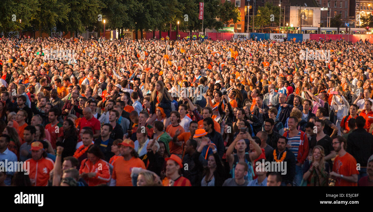Niederlande, Amsterdam, Fußball-WM. Spanien - Niederlande, 13 Juni 2014. Museumplein. Fans sammeln. Stockfoto
