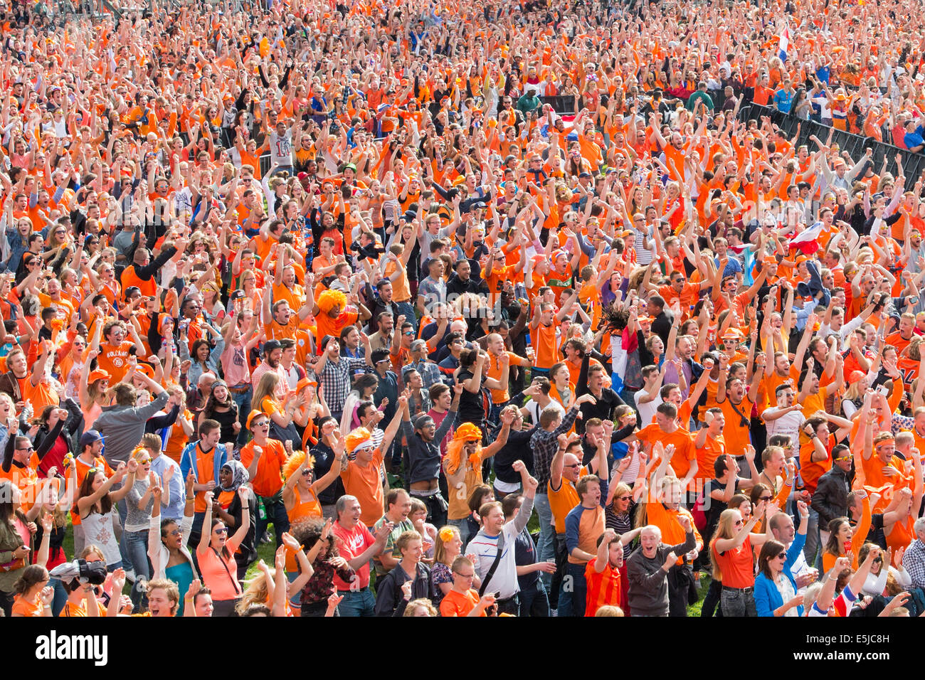 Niederlande, Amsterdam, Fußball-WM. Spanien - Niederlande, 13 Juni 2014. Museumplein. Fans sammeln. Stockfoto