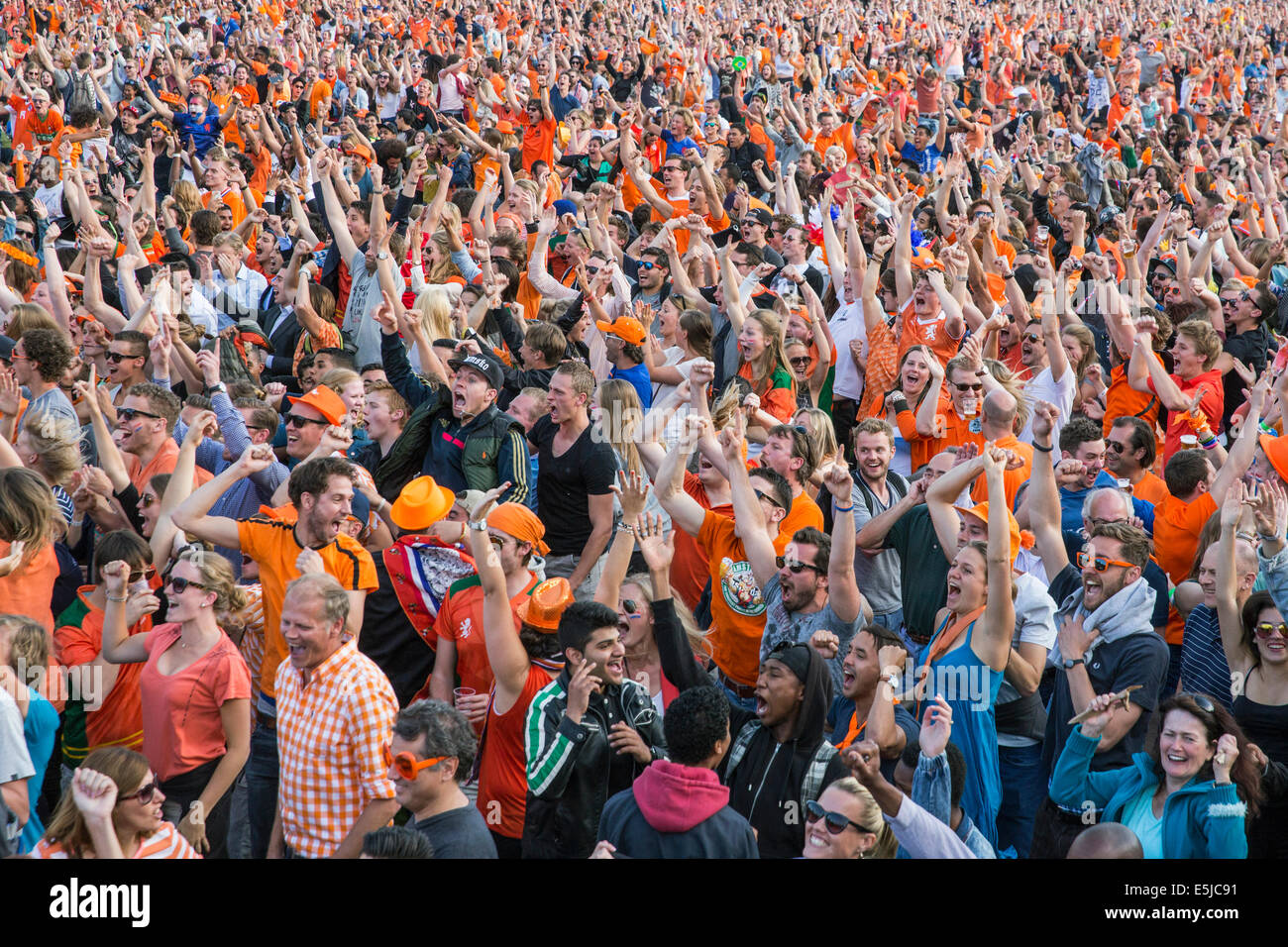 Niederlande, Amsterdam, Fußball-WM. Spanien - Niederlande, 13 Juni 2014. Museumplein. Fans sammeln. Stockfoto