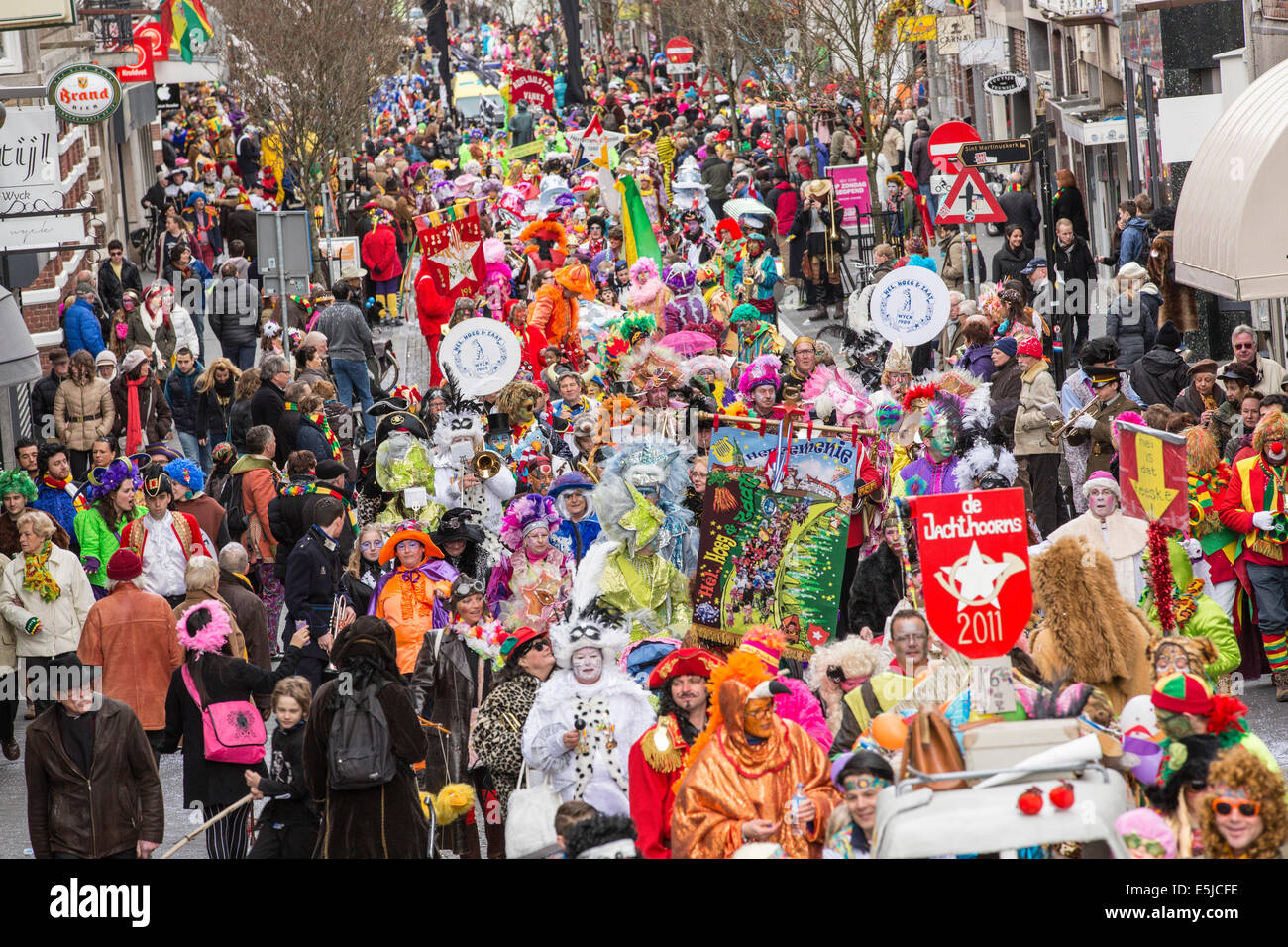 Niederlande, Maastricht, Karneval. Kostümierte Menschen in Parade, Zate Hermeniekes, Blaskapellen, Blaskapellen Stockfoto