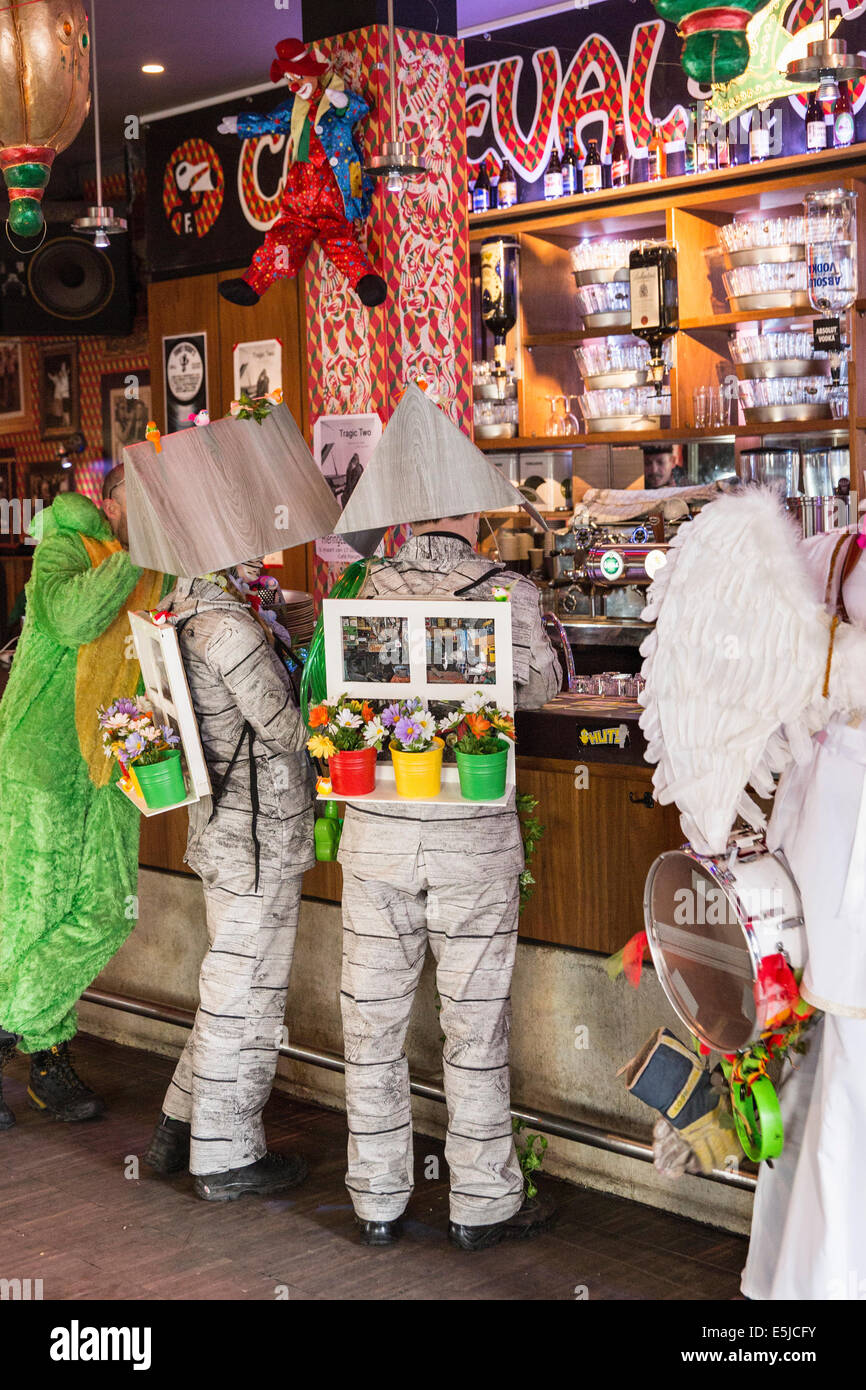 Niederlande, Maastricht, Karneval Festival, kostümierte Menschen im pub Stockfoto